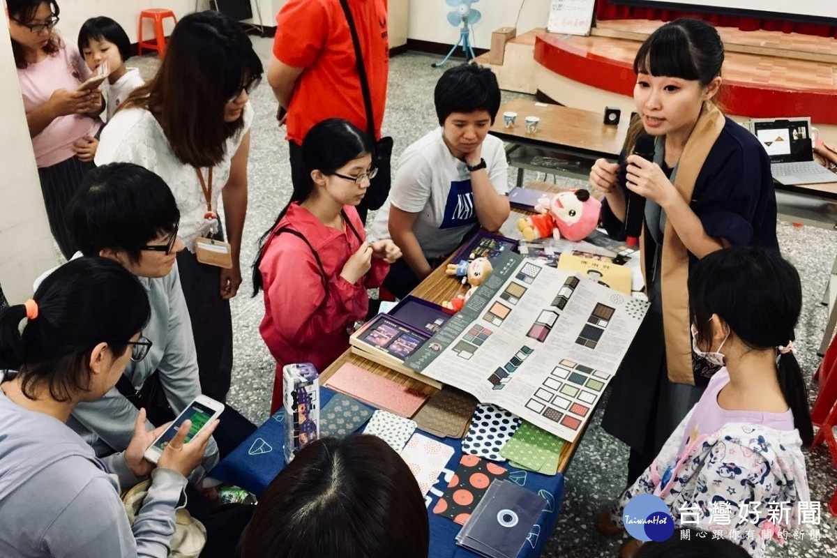 「菱潭街興創基地」青年行動團隊分享文創商品開發經驗。