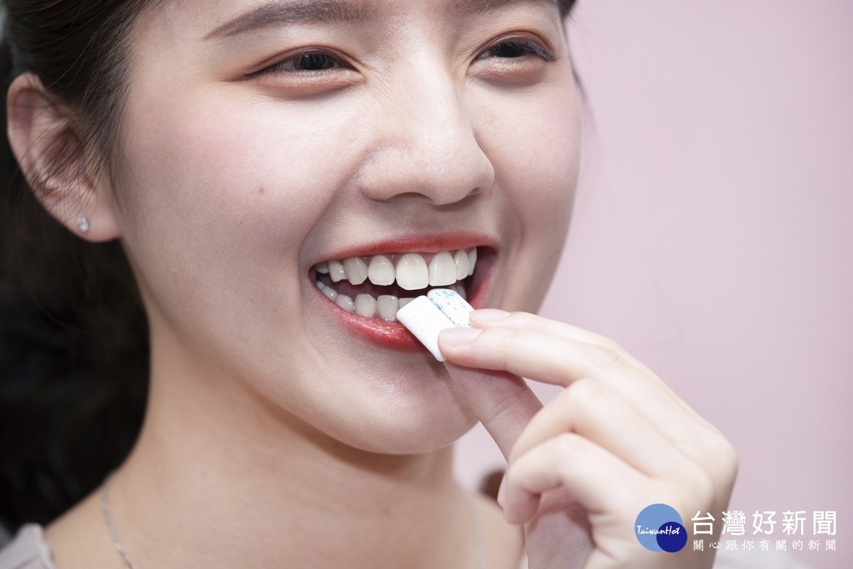 英國倫敦國王學院最新實證醫學文獻指出，嚼食無糖口香糖可降低28%蛀牙發生率。（圖／Extra®無糖口香糖提供）