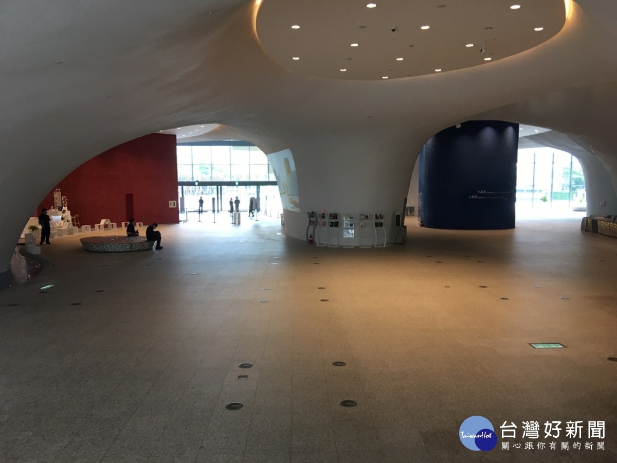 受新冠肺炎疫情影響,到台中國家歌劇院參觀的民眾明顯減少。