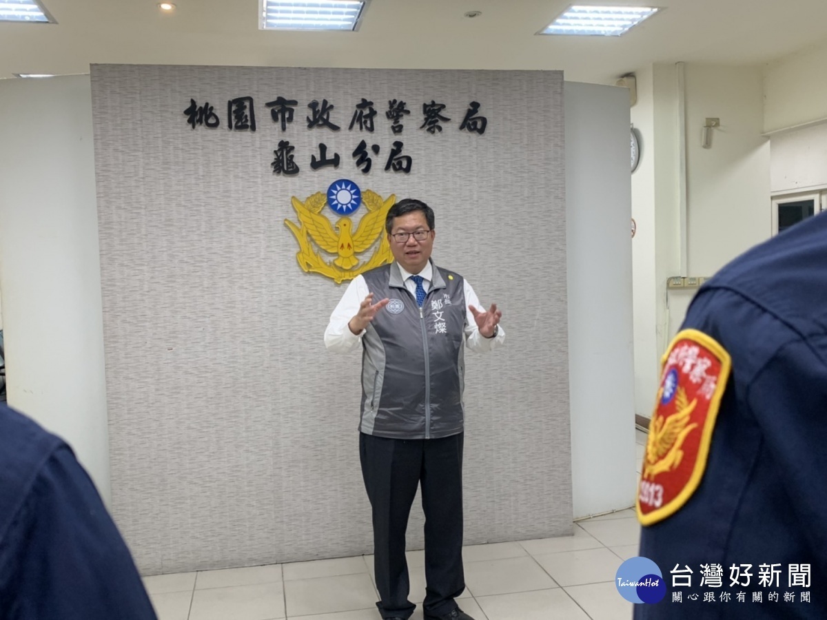 鄭市長除視察警政機關防疫工作並特別慰勉基層防疫人員的辛勞,向第一線基層員警表達感謝之意。