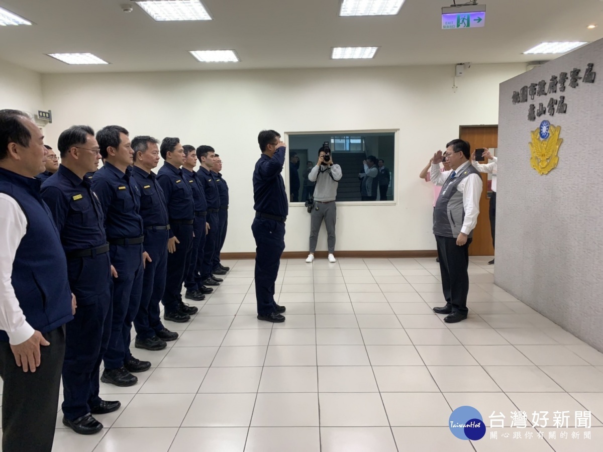 鄭市長除視察警政機關防疫工作並特別慰勉基層防疫人員的辛勞,向第一線基層員警表達感謝之意。