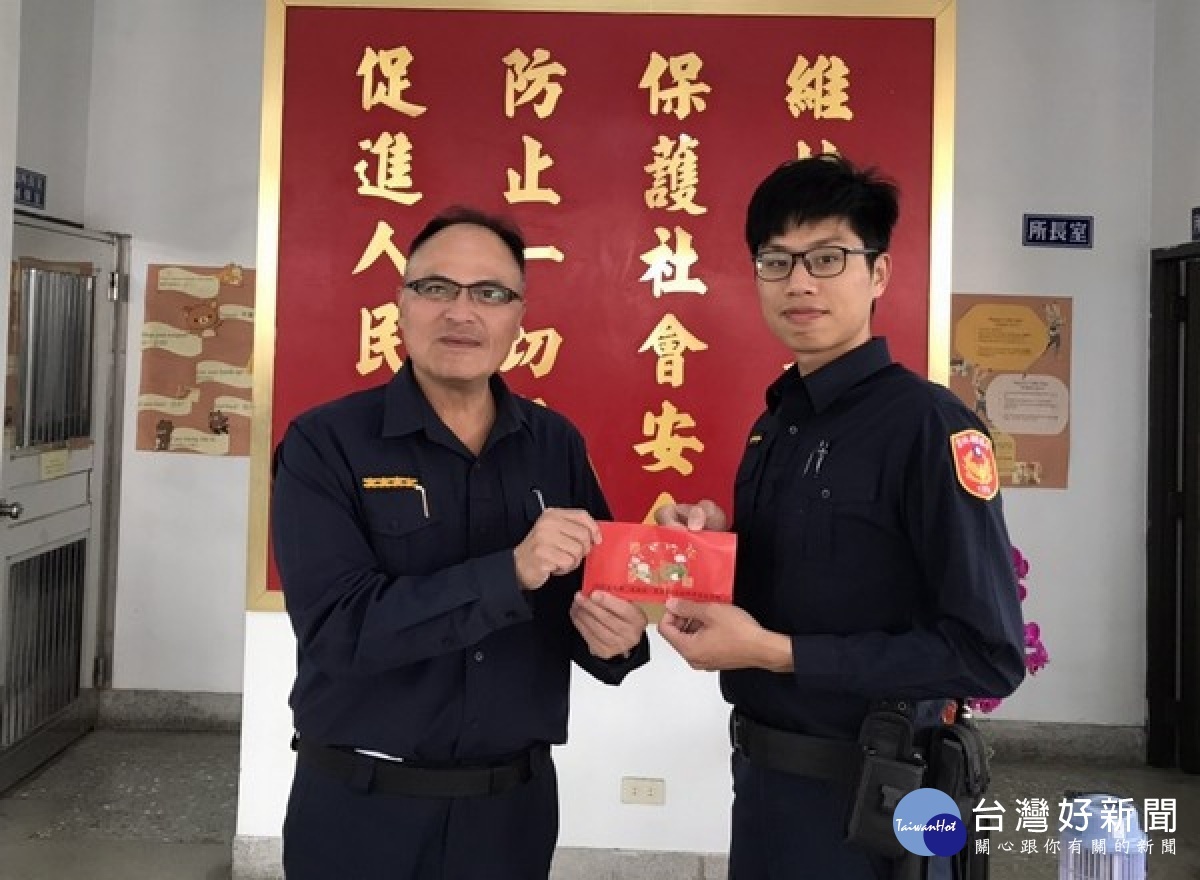 水林警方主動偵辦民眾手機失竊PO文,並鍥而不捨逮到竊賊,分局長王立德立即頒發破案禮券,慰勉破案有功員警。