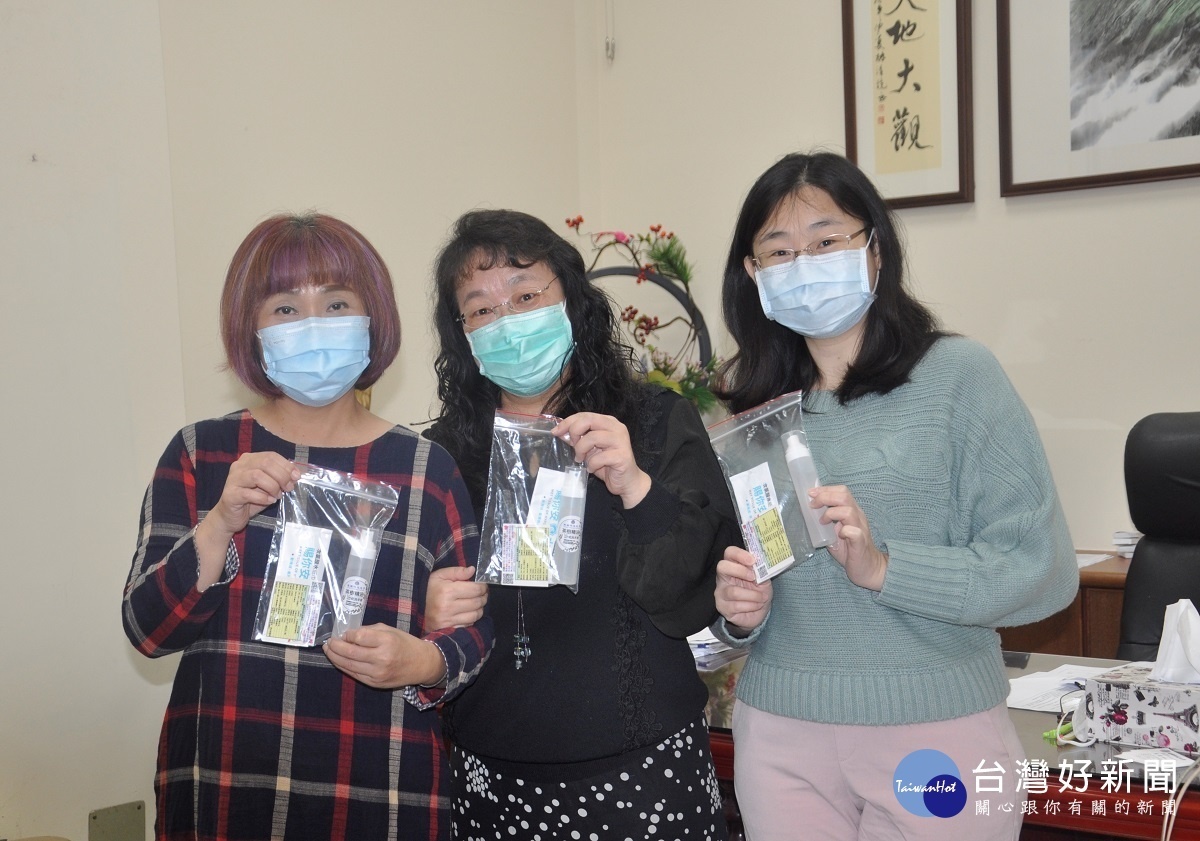 酒精不易買,建國科大學務長甯慧如(中)與健康中心老師簡宜貞(左)、林月昭(右)自己調製茶樹精油洗手液供教職員使用。
