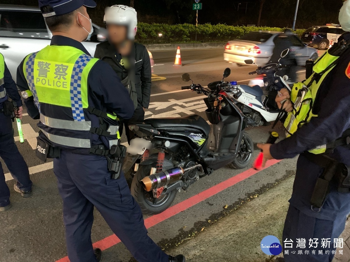 龜山警分局會同環保局聯合稽查,攔檢近百輛機車,現場檢測噪音超標裁罰22件。