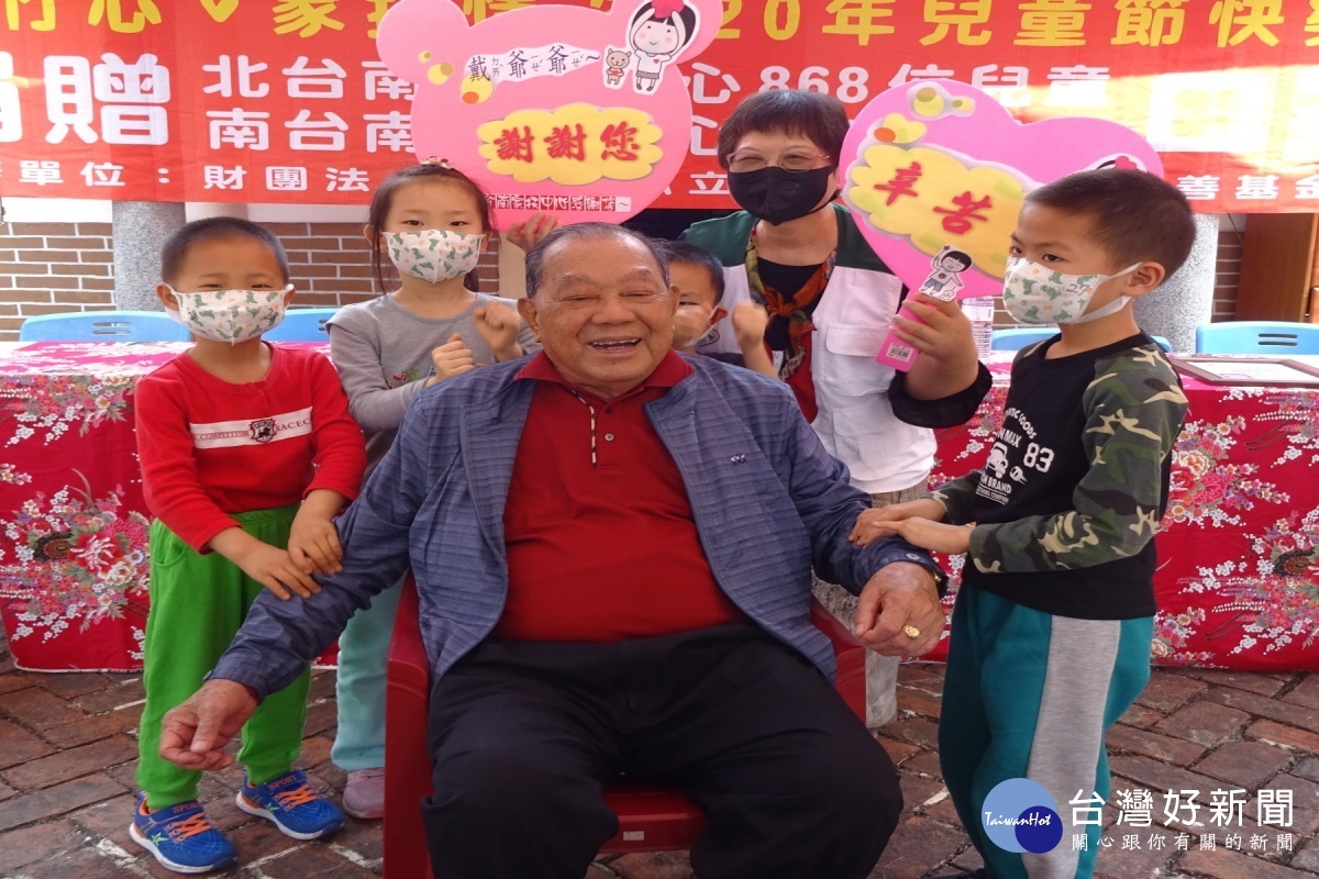 家扶兒感謝戴爺爺。