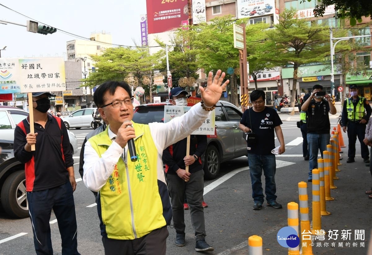 「不要亂丟菸蒂及垃圾，請大家共同維護環境。」彰化市長林世賢親自在火車站前廣場宣導，一起維護市容整潔。圖／彰化市公所提供。