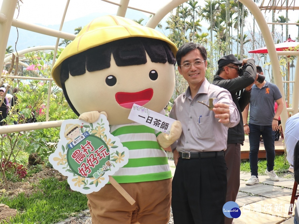 農村小童跟南投分局分局長陳榮俊一起行銷瑞里在地產業。(圖/記者王丰禾攝)