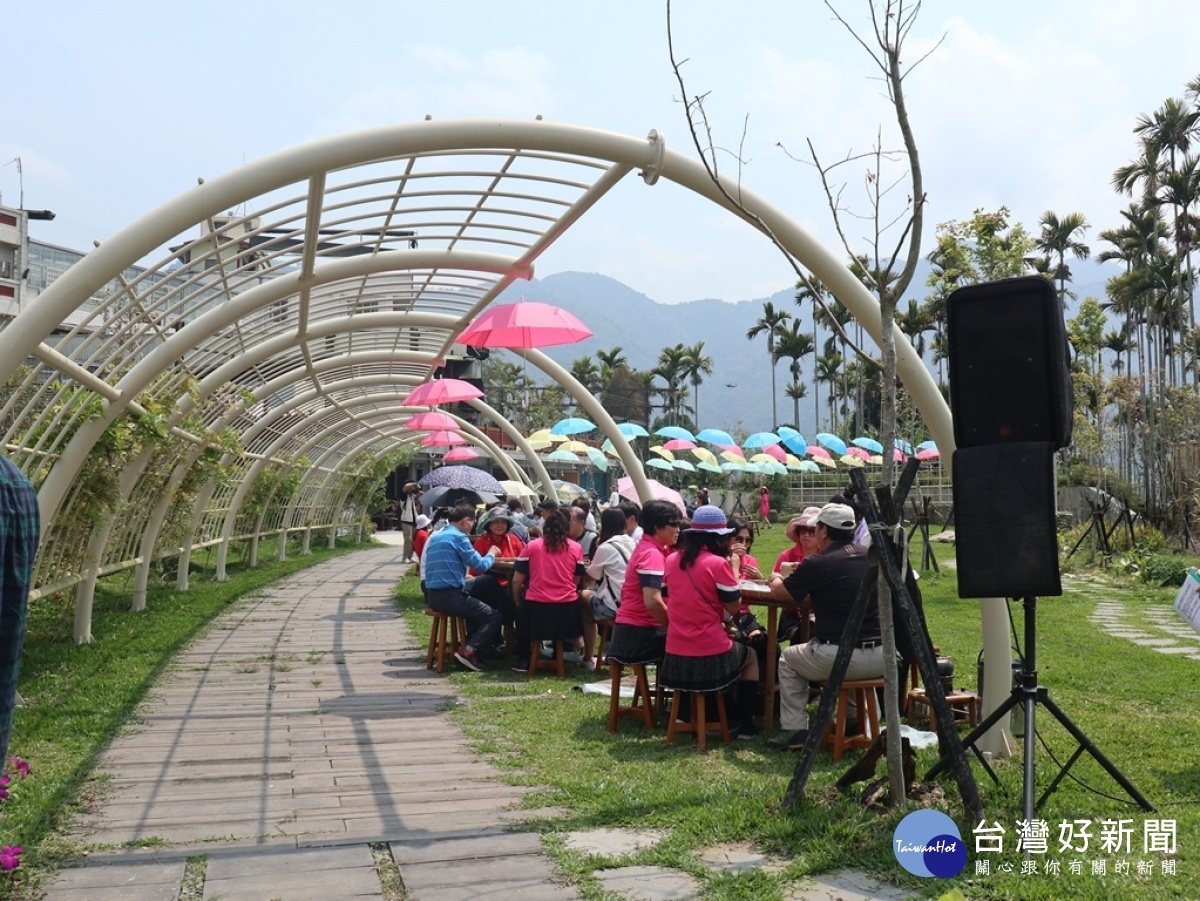 引用曲水流觴概念佈置的茶席,在紫藤花浪漫的氛圍下,讓民眾品嘗瑞里好茶香。(圖/記者王丰禾攝)