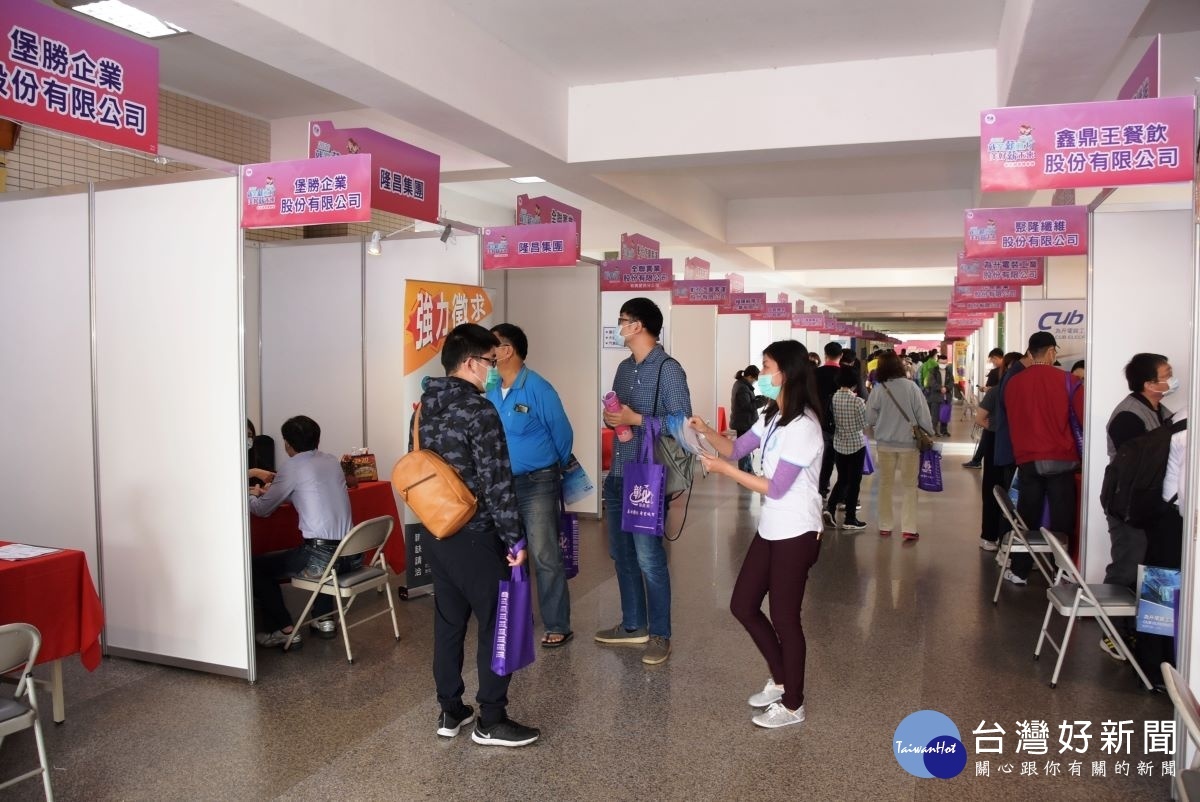 彰化縣政府勞工局舉辦第一場就業博覽會現場。