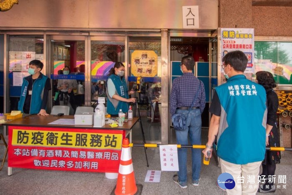 桃園市長鄭文燦前往桃園區殯葬服務中心，視察桃園區納骨塔清明防疫措施。