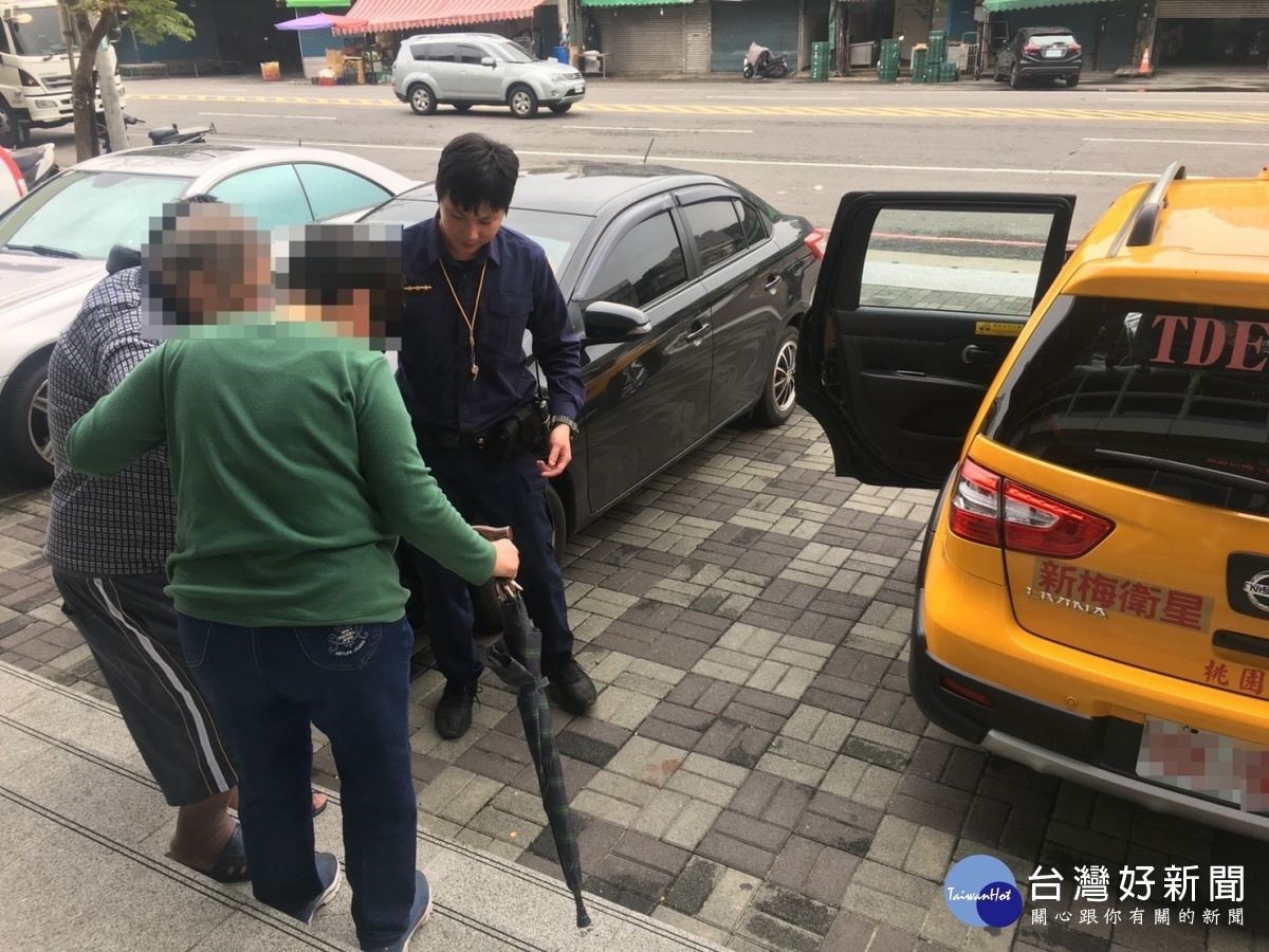 中風老翁迷途癱坐路旁,警透過人臉辨識助返家。