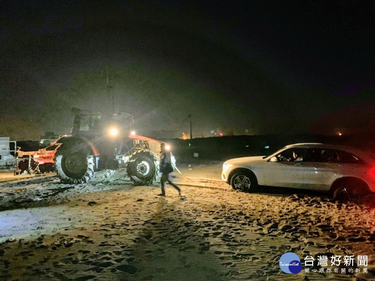 車困沙灘動彈不得,警出動大型農具助脫困。