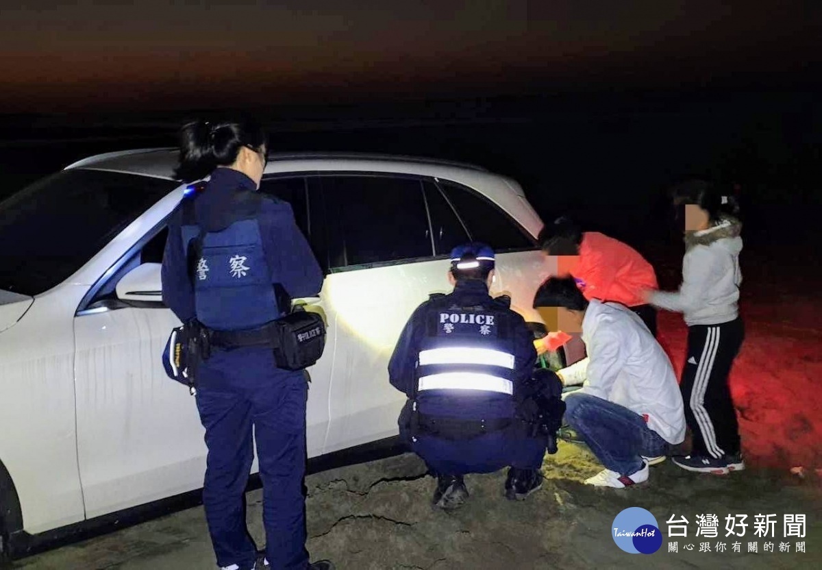車困沙灘動彈不得,警出動大型農具助脫困。