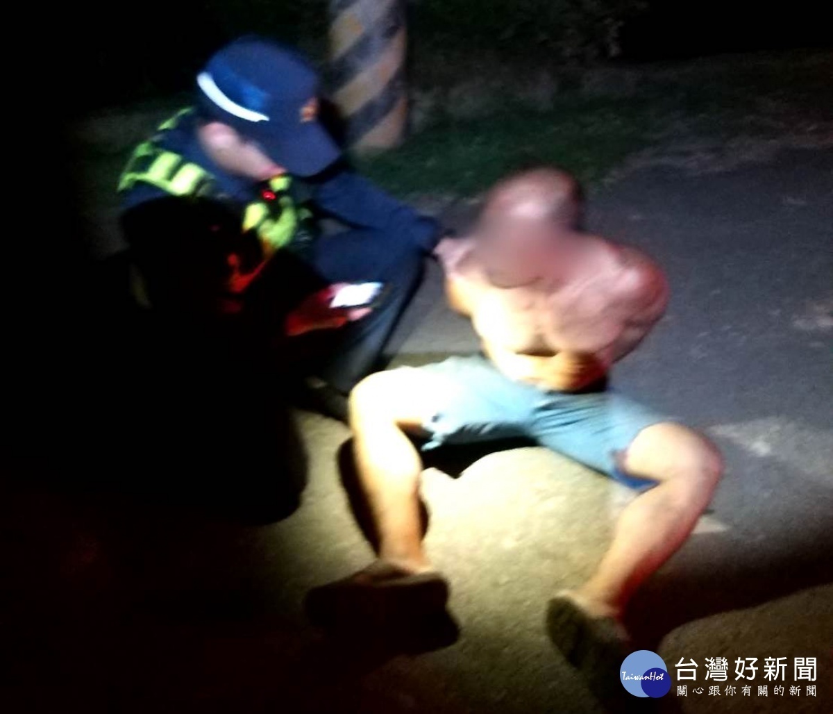 警方在電線桿上找到正在偷竊剪電纜的羅嫌(73年次),現行犯逮捕全案依竊盜案件送辦。