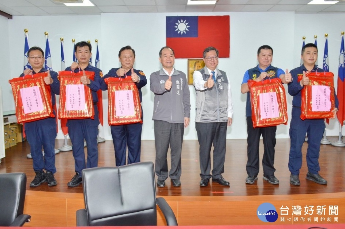 市長鄭文燦體恤員警面對防疫工作的辛勞,至中壢警分局慰勉執行防疫工作員警。