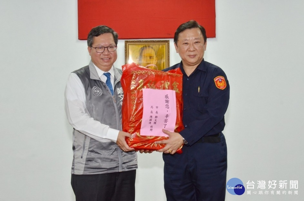 市長鄭文燦體恤員警面對防疫工作的辛勞,至中壢警分局慰勉執行防疫工作員警。