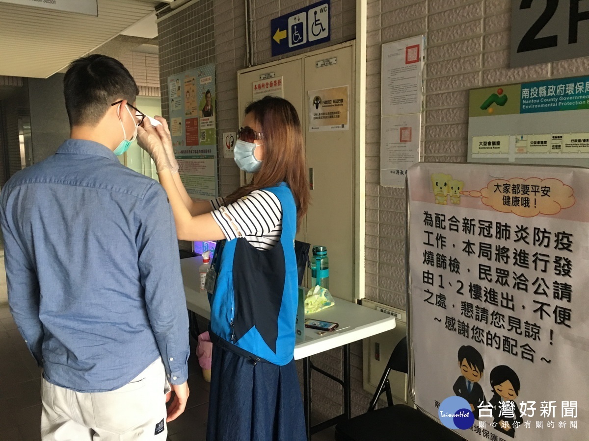 環保局也派員量額溫才放行。(記者扶小萍攝)