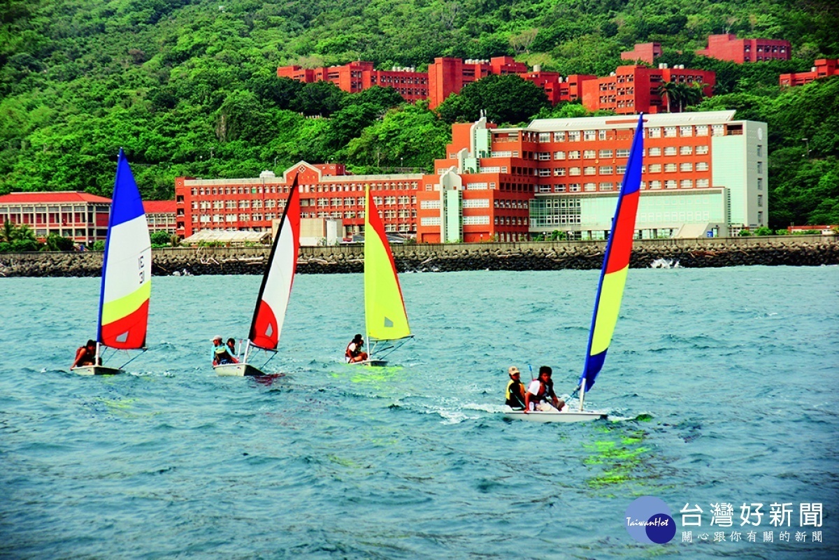 中山大學是全國大專校院唯一臨海設置的運動教學場館，開設的風帆課程吸引許多學生選修／中山大學提供