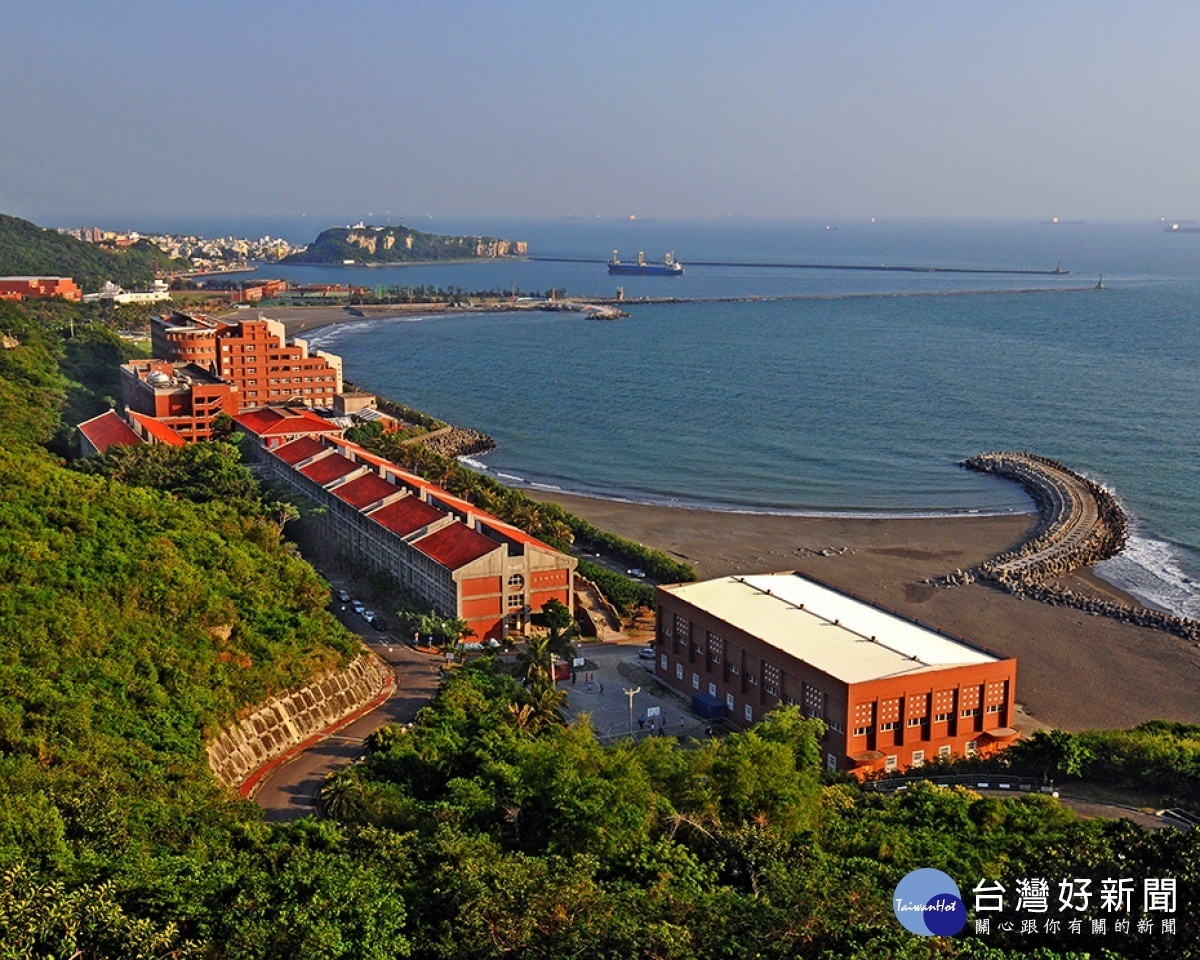 中山大學是全國唯一臨海設置運動教學場館的大專校院／中山大學提供