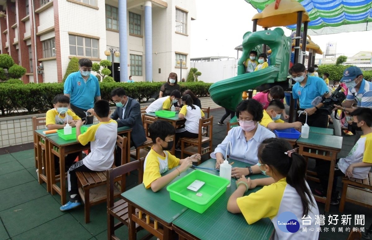 縣長王惠美參與興華國小學童科技防疫體驗課程。