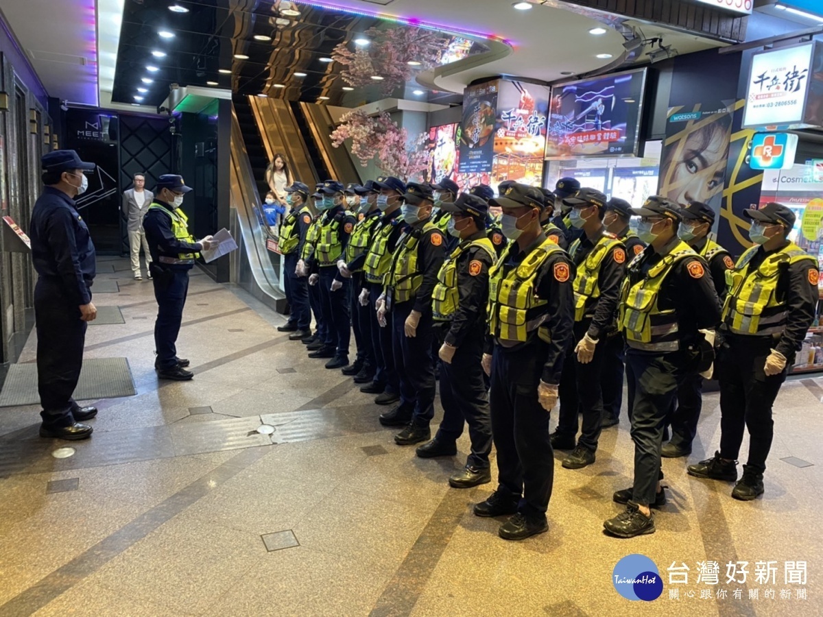 中壢警方與經濟發展局及衛生局單位人員,共同實施擴大臨檢防堵居家檢疫或隔離者擅自外出。