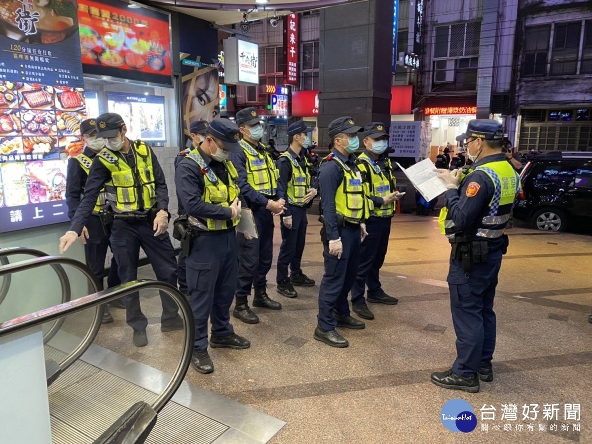 中壢警方與經濟發展局及衛生局單位人員,共同實施擴大臨檢防堵居家檢疫或隔離者擅自外出。