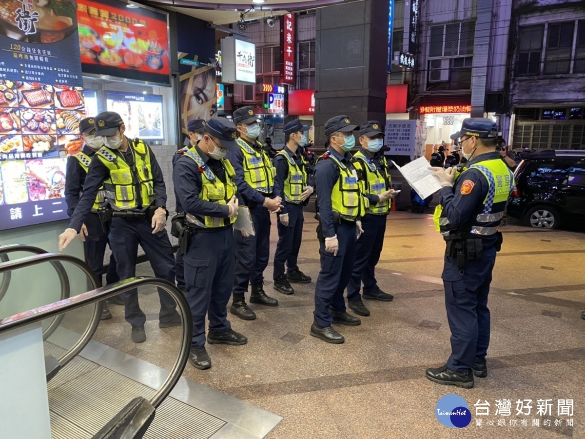 中壢警方與經濟發展局及衛生局單位人員，共同實施擴大臨檢防堵居家檢疫或隔離者擅自外出。