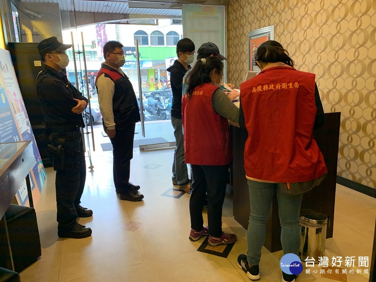 南投縣警局衛生民政建設等單位加強至易群聚感染場合臨檢。(縣警局提供)