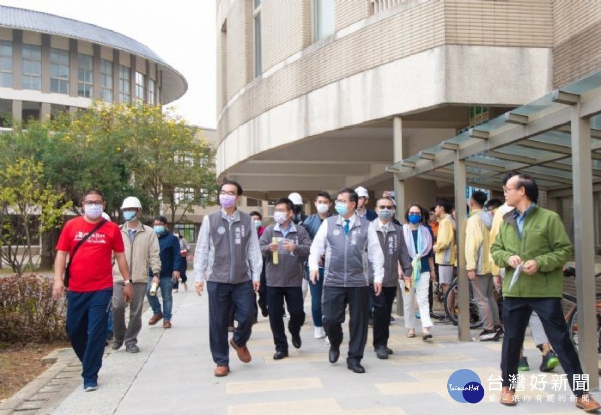 市長率領市府團隊及貴賓共同視察工程進度