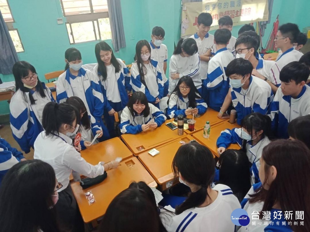 勞動部賈桃樂學習主題館帶領同學透過牌卡活動進行職涯規劃。