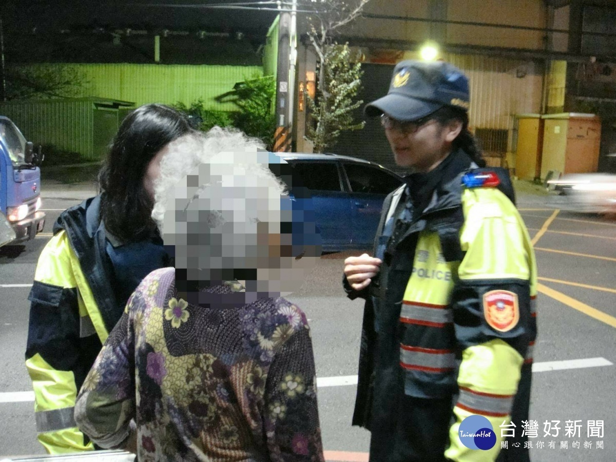 8旬老婦迷途,八德分局廣興派出所警員協助返家。