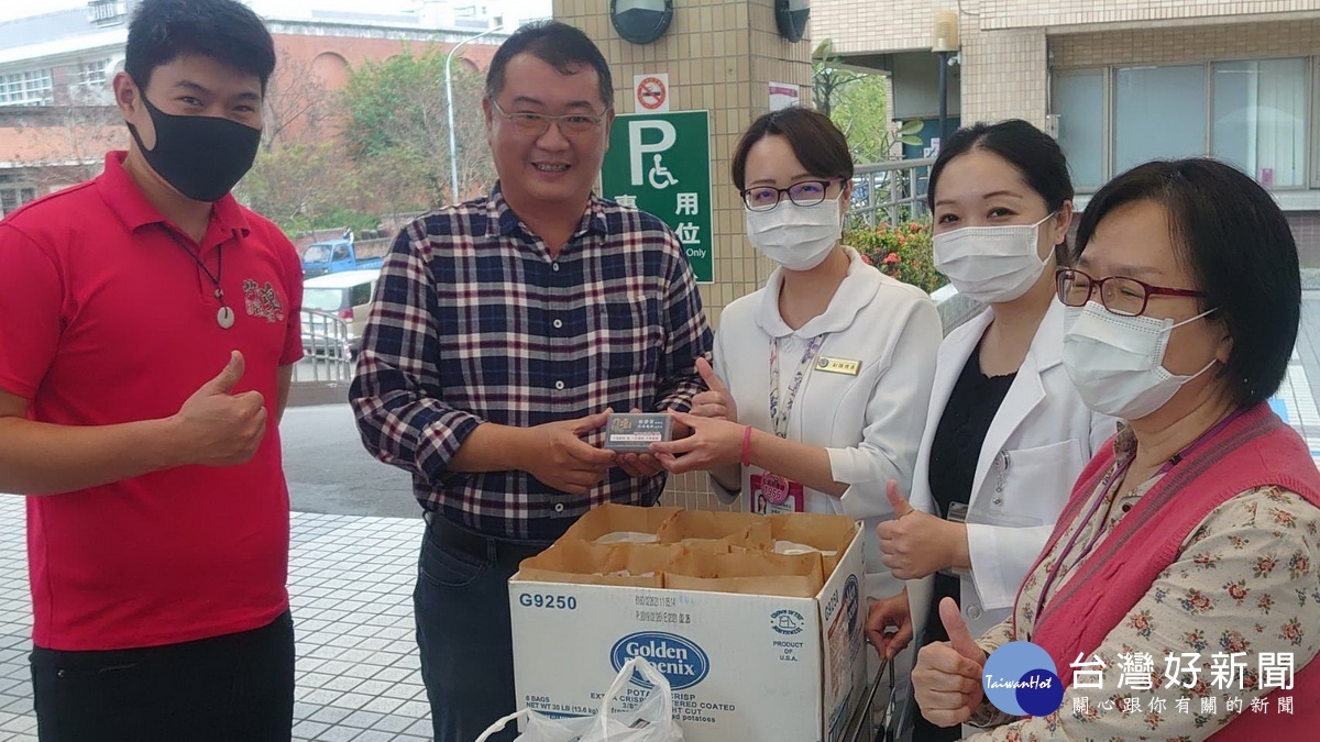 南投議員蔡宗智也贈雞排感謝醫護人員。(南投醫院提供)