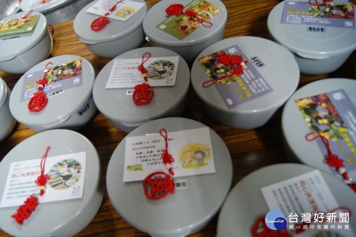 彰化志工走進和美鎮公所勸素,圖為慈濟志工調理的茹素餐盒。