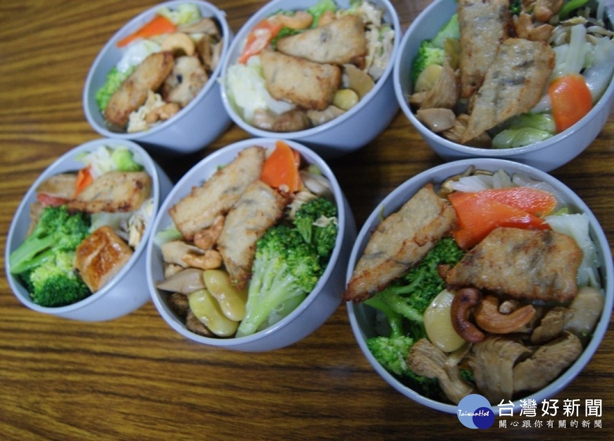 彰化志工走進和美鎮公所勸素,圖為慈濟志工調理的茹素餐盒。