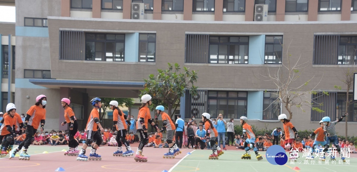 王功國小校舍命名揭牌，進行直排輪表演活動。