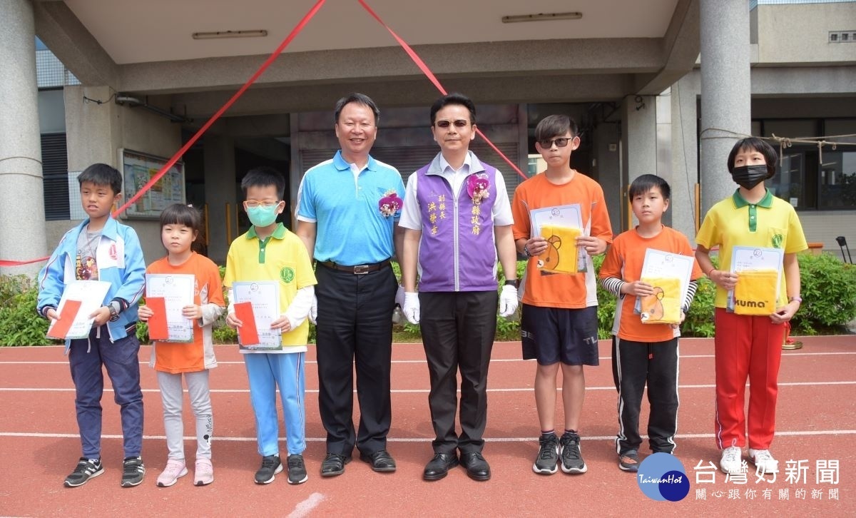 王功國小校舍命名揭牌，頒獎給百年校慶吉祥物設計及校舍命名的優勝者 。