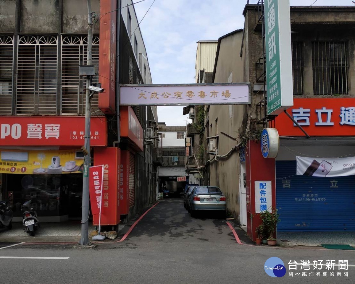 以彩繪方式,將老舊的建築物換上彩色的新面貌,打造成為楊梅另一新的特色景點。