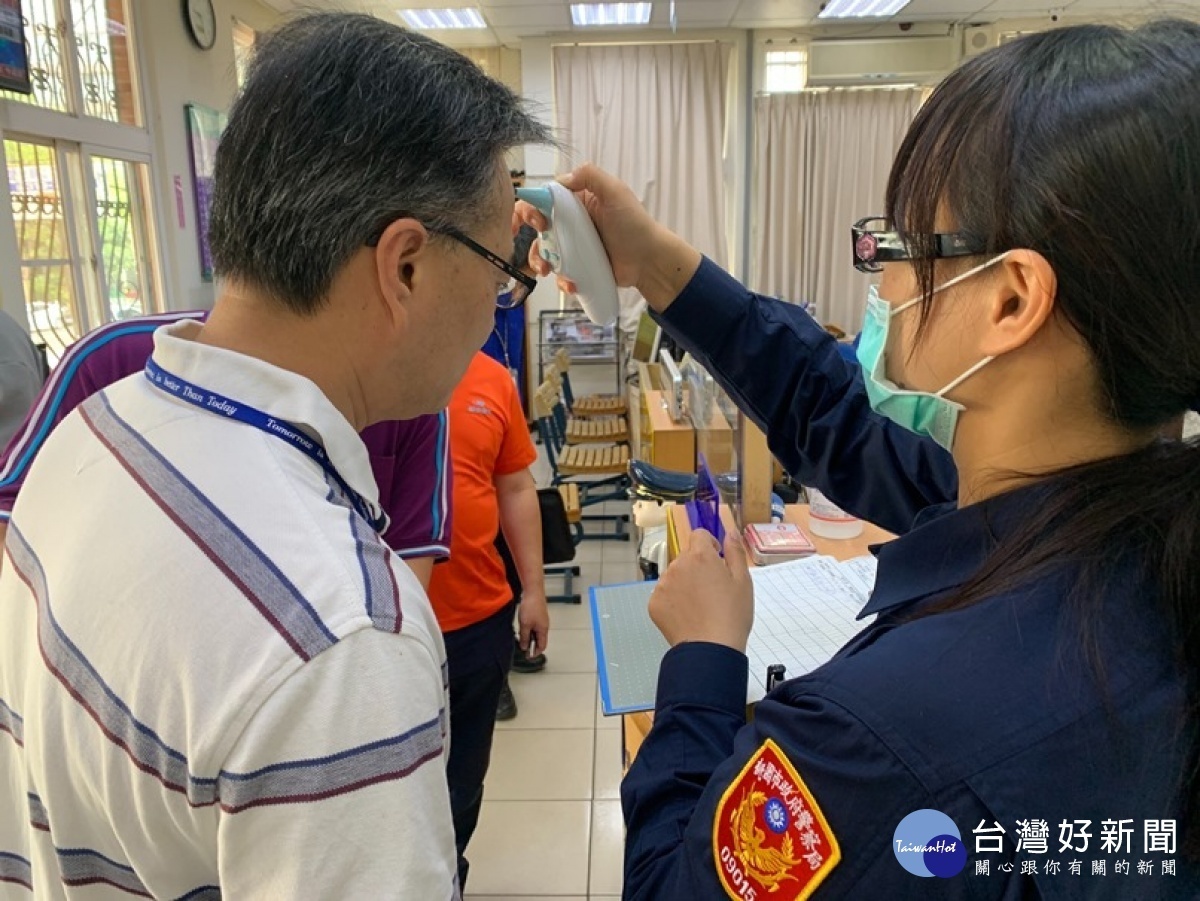 龜山警分局在大林派出所演練「異棟異地辦公」,避免警察勤務受疫情影響而停擺。