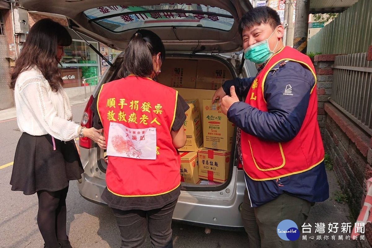 立法委員趙正宇捐贈2,000包麵食、乾糧...等物資,協助弱勢長者渡過疫情非常時期。