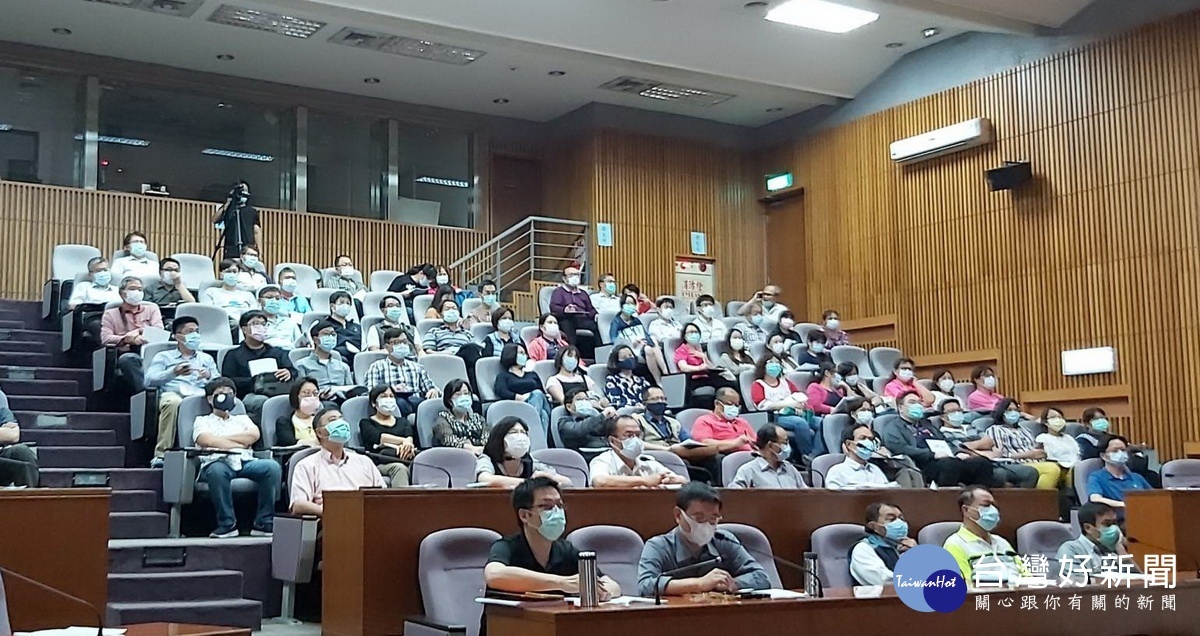 南投縣府邀集13鄉鎮市公所相關人員召開防疫會。(記者扶小萍攝)