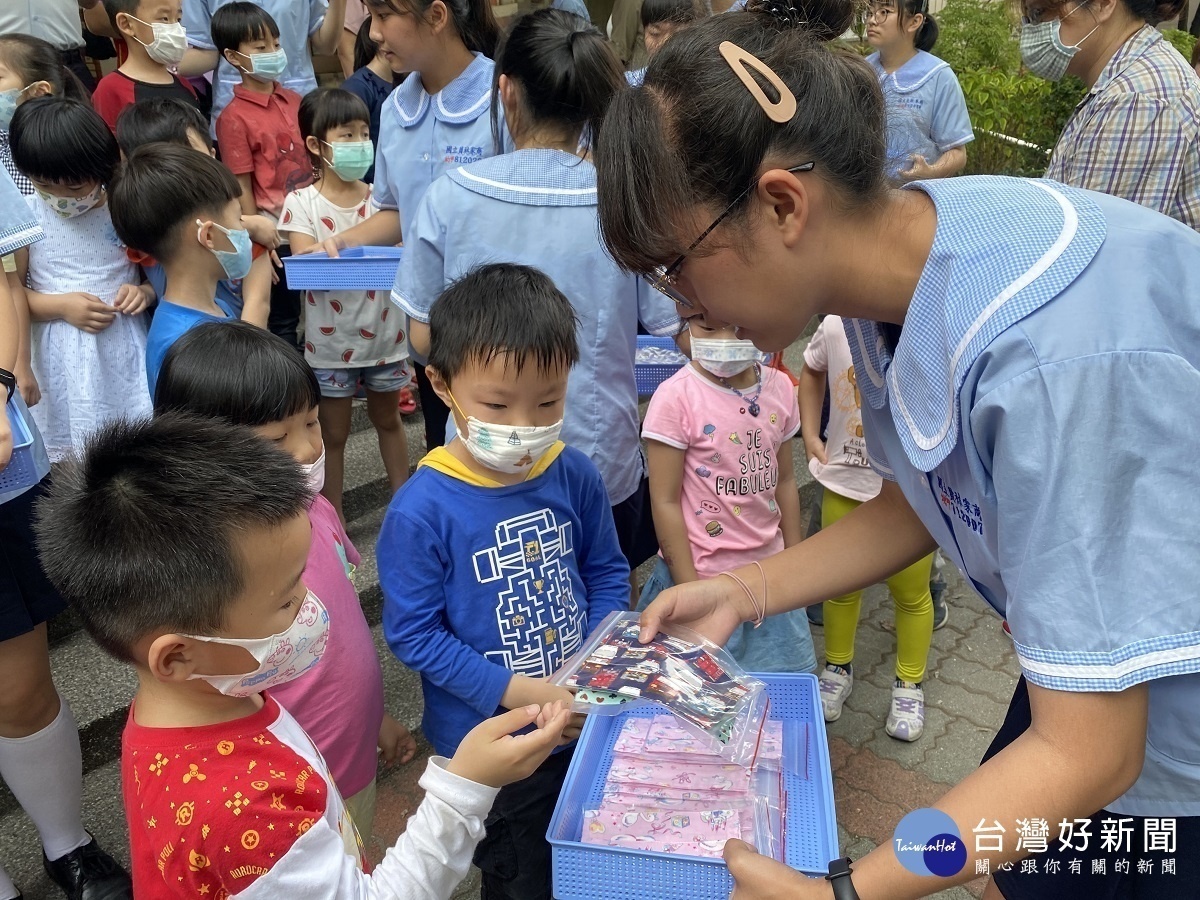 員林家商愛心口罩套 安老扶幼防疫一把罩