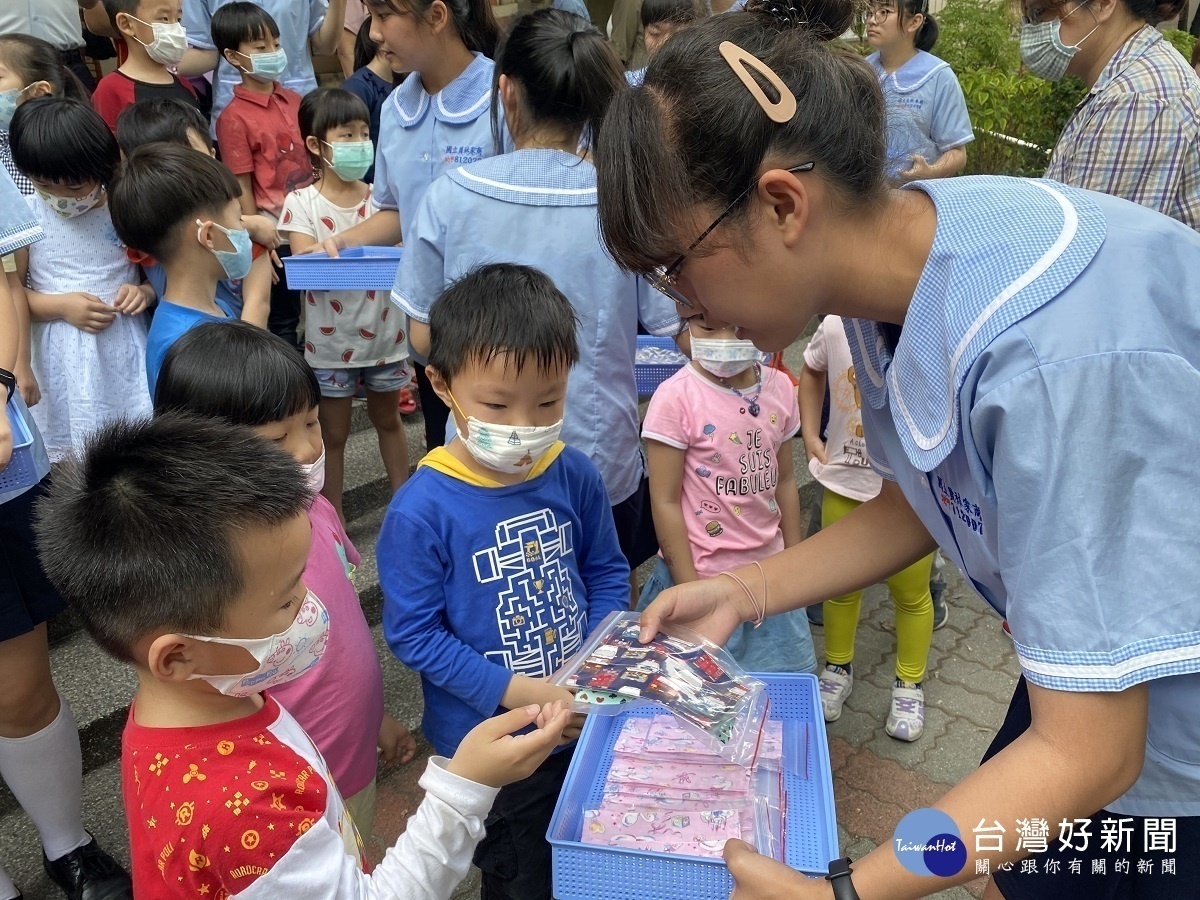 員林家商愛心口罩套　安老扶幼防疫一把罩