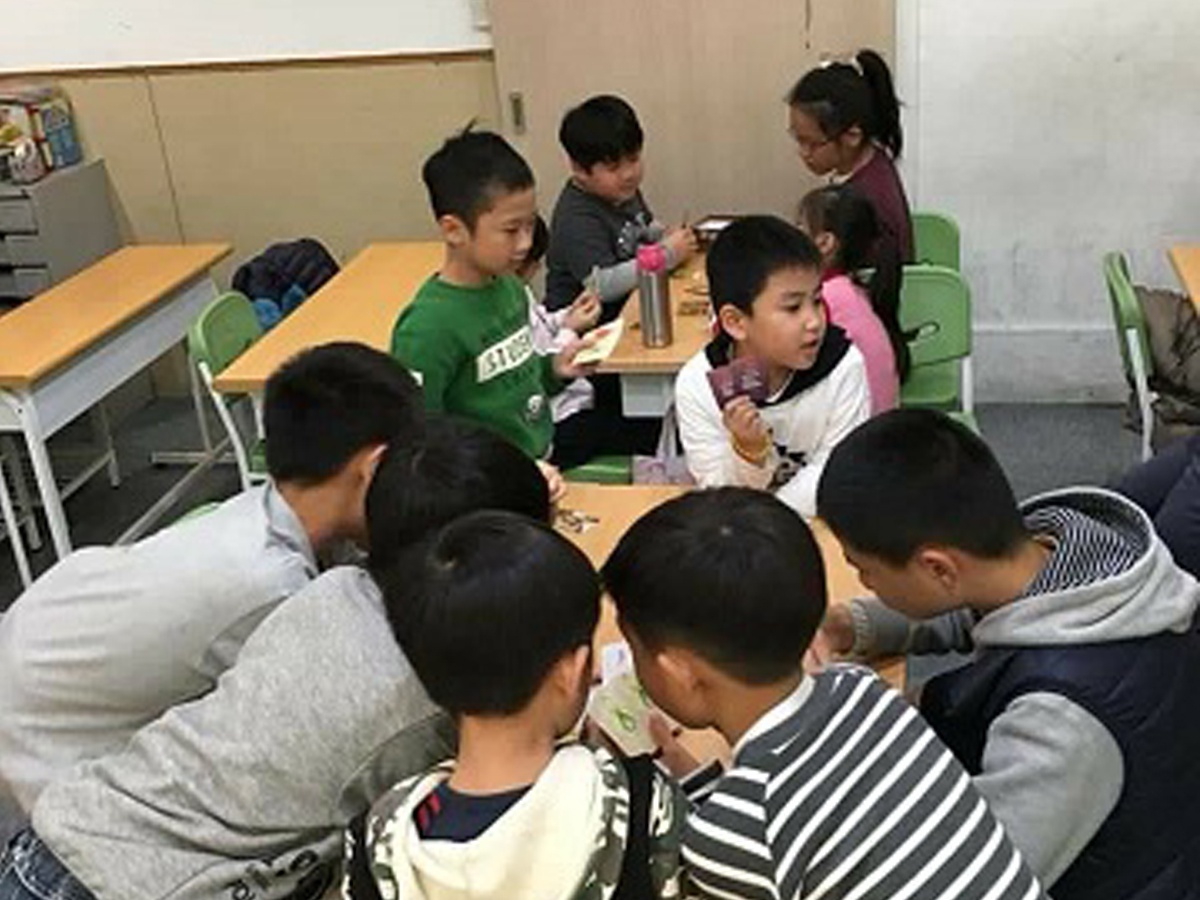孩子在學校群聚,衣物最容易沾染病毒,媽媽應該慎選洗衣產品,呵護寶貝健康。