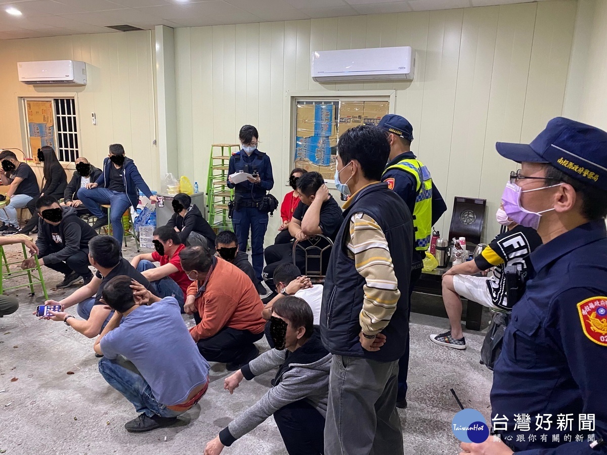 近30人聚賭無一人戴口罩。(草屯分局提供)