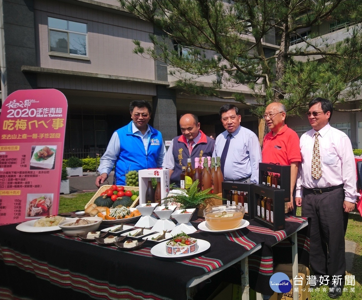 來去山上煮一餐—手作蔬食呈現，陳副縣長等貴賓都說「讚」。〈記者吳素珍攝〉