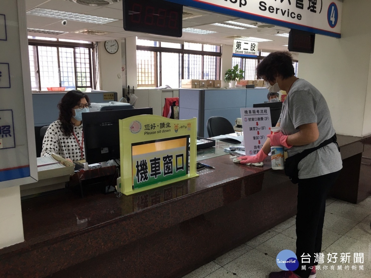 桃園監理站自製防護面罩,汽車駕照安心考。