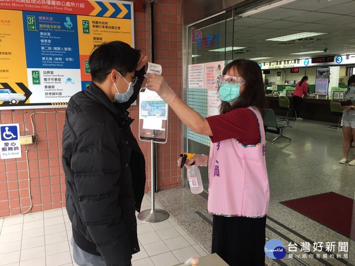 桃園監理站自製防護面罩,汽車駕照安心考。
