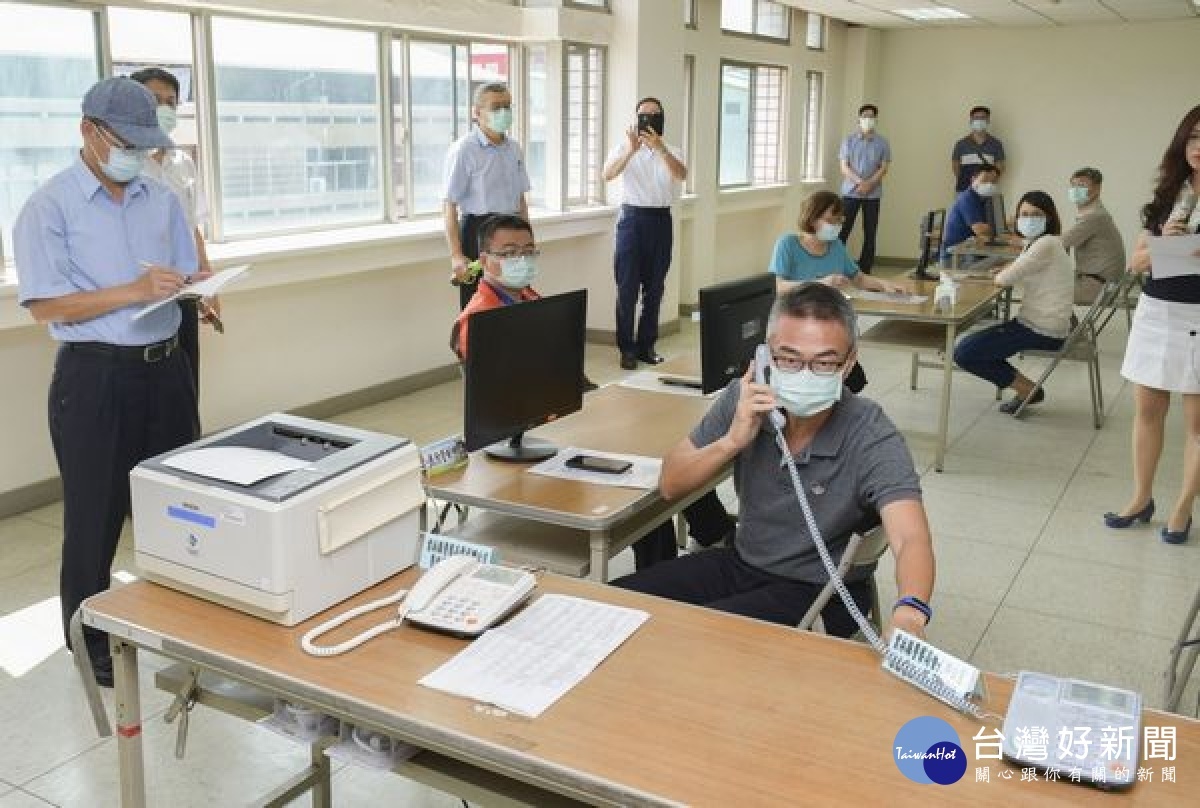 新冠肺炎疫情持續升溫，雲林縣警察局為預防辦公處所發生群聚感染，積極超前部署完成異地辦公規劃，於林內鄉中華電信服務中心3樓進行異地辦公演練。