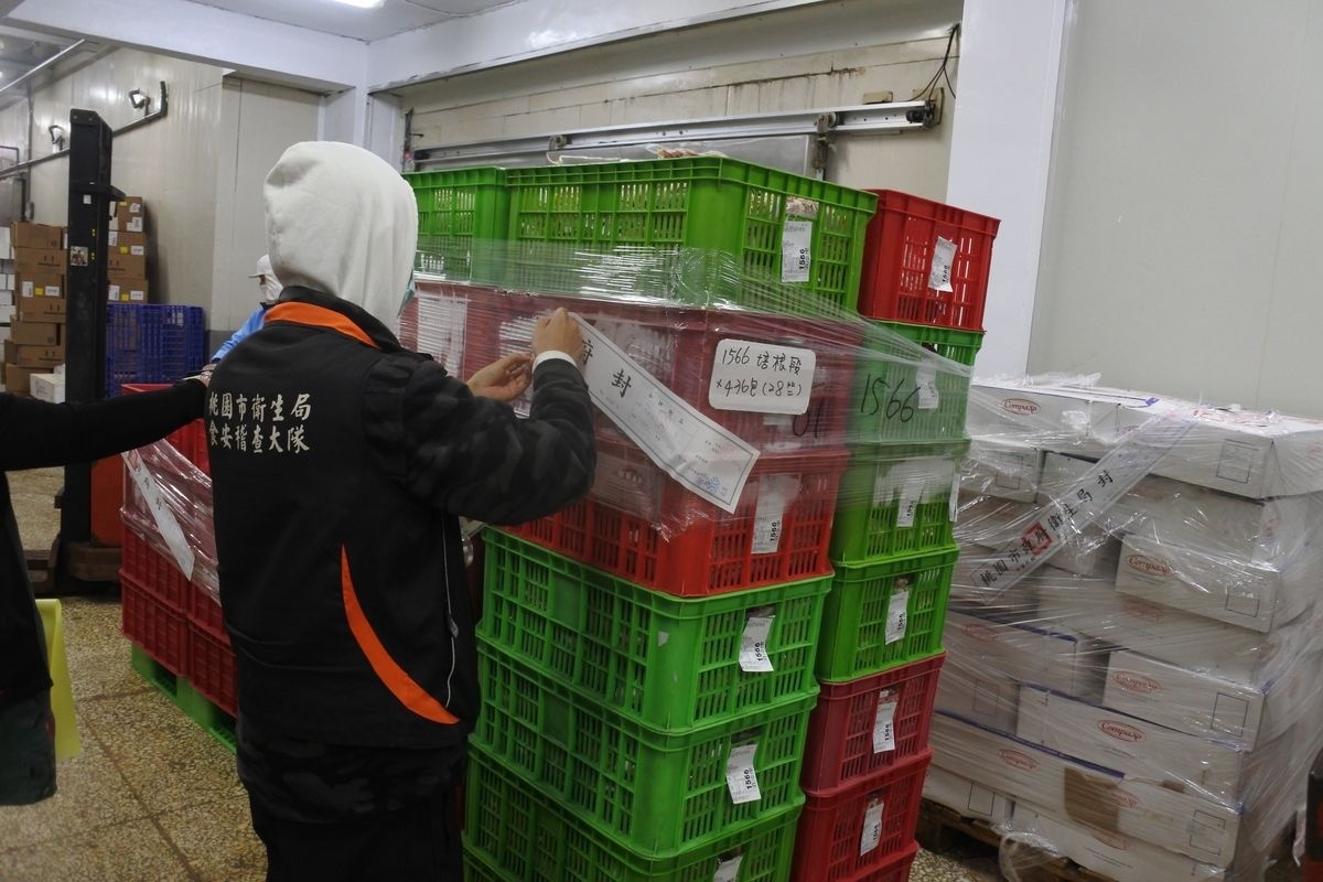 富豐食品股份有限公司大園廠將進口逾期的「冷凍豬腹脇肉」加工製成培根類成品,遭衛生局人員查獲當場進行查封。