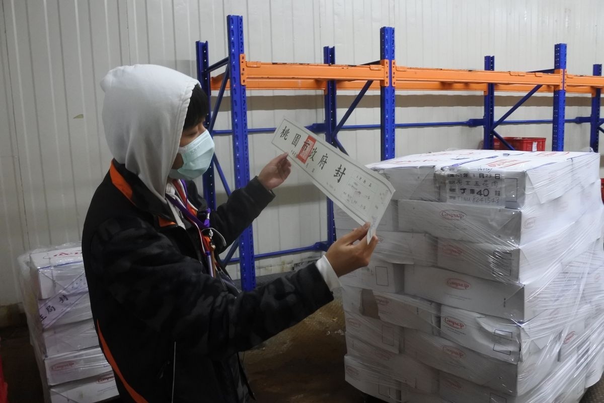 富豐食品股份有限公司大園廠將進口逾期的「冷凍豬腹脇肉」加工製成培根類成品,遭衛生局人員查獲當場進行查封。